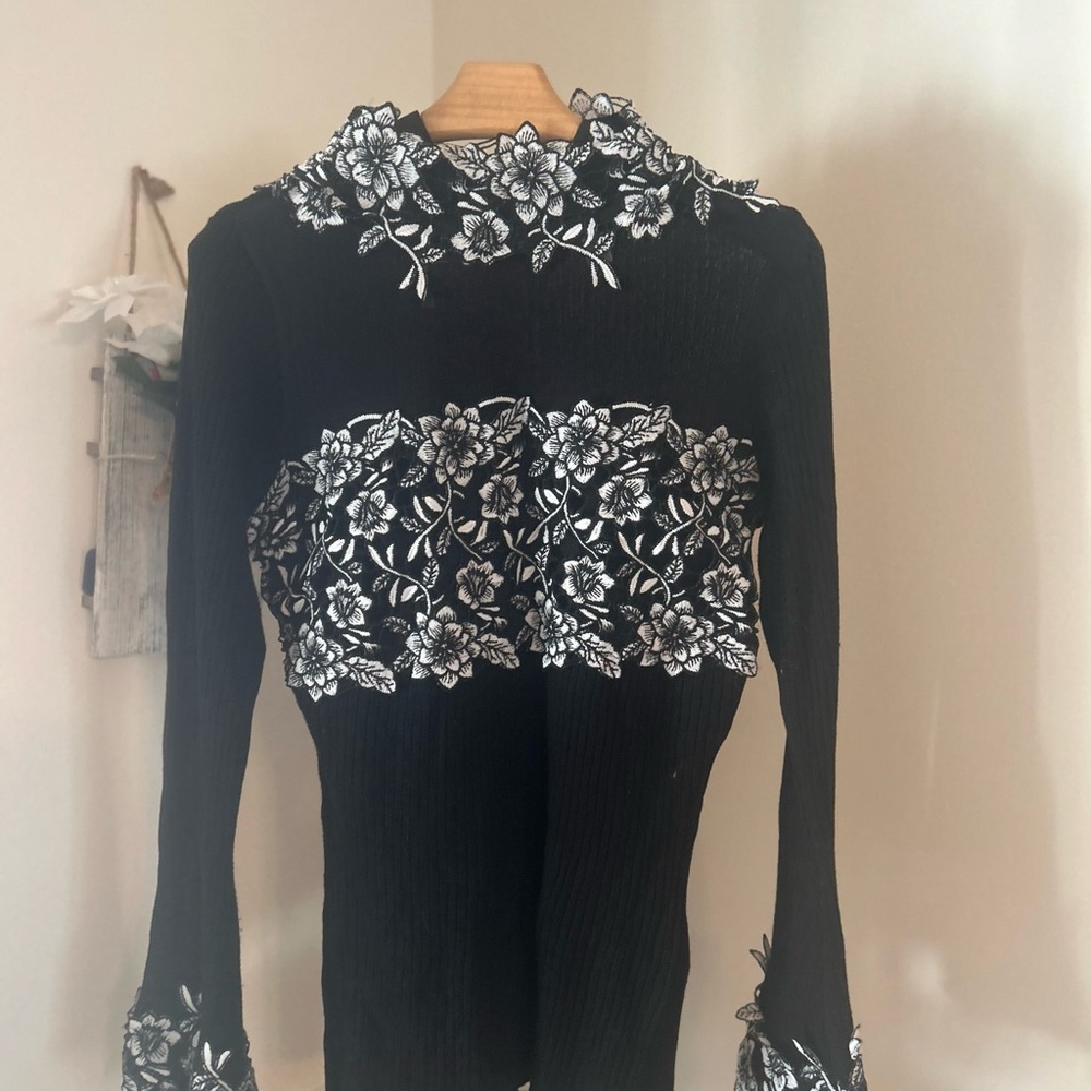 Absolutely gorgeous large sweater with appliqué